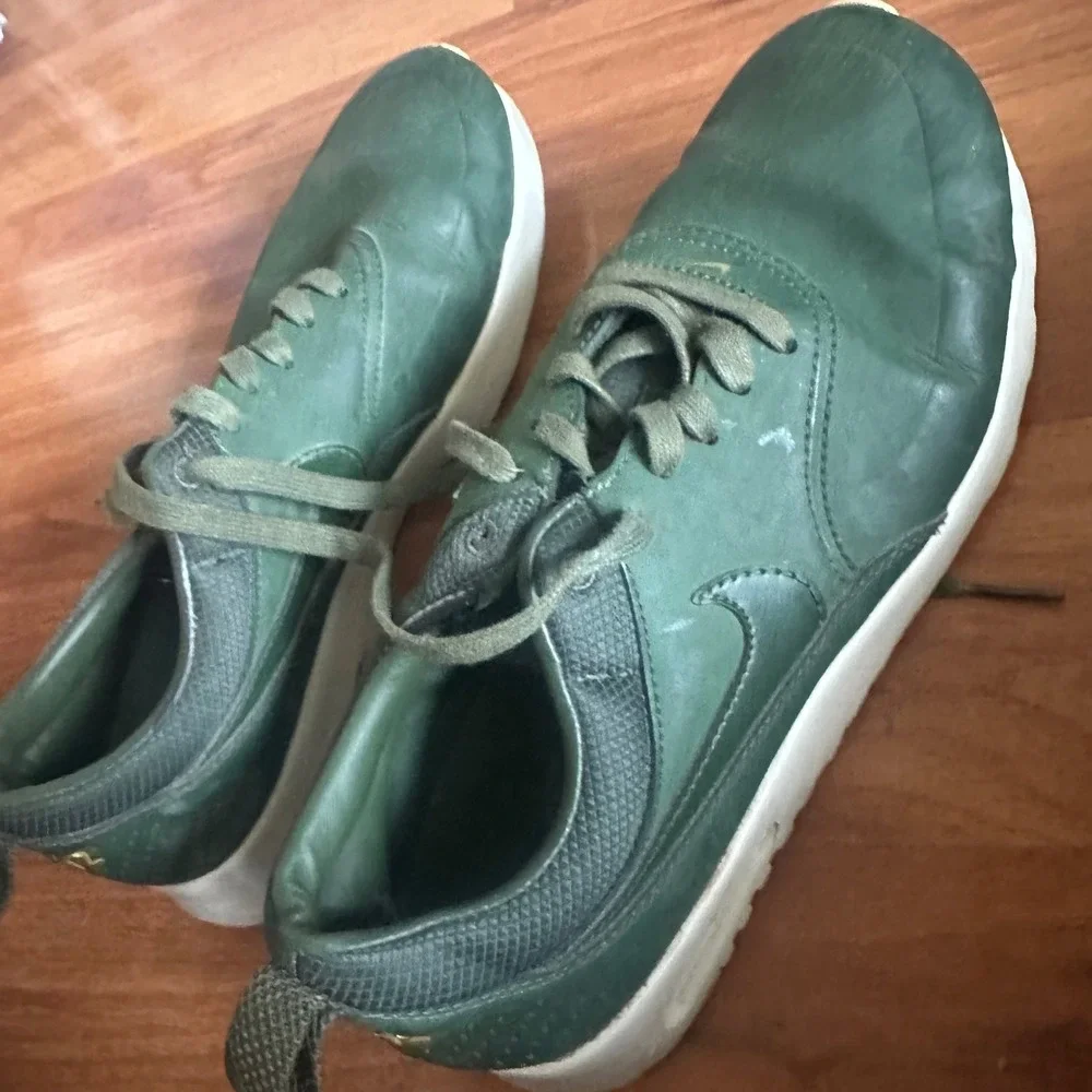 Nike Thea Air Max Green Leather Sneakers‎ Shoes Women's US 8 UK 5.5 EUR 39
